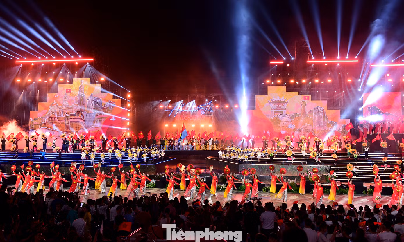 Chương trình khép lại với bài hát "Như có Bác Hồ trong ngày vui đại thắng" và màn pháo hoa kéo dài 15 phút.