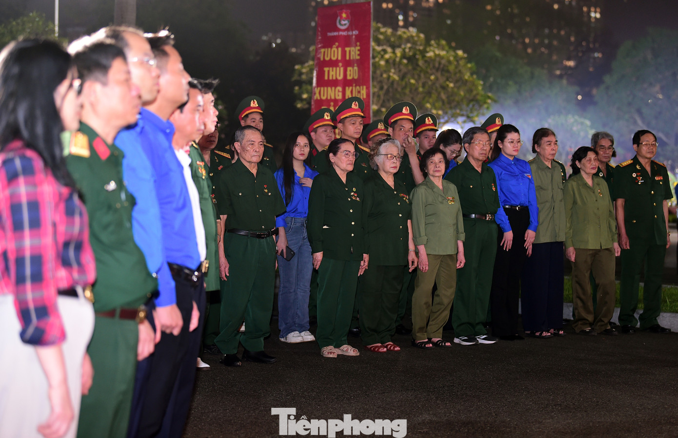 Toàn Đoàn cũng tích cực triển khai nhiều hoạt động có ý nghĩa như: giao lưu, thăm hỏi, tặng quà, chăm sóc sức khỏe cho các thương binh, bệnh binh, gia đình liệt sĩ, Mẹ Việt Nam anh hùng; hoạt động tình nguyện vệ sinh môi trường, tu bổ, nâng cấp, chỉnh trang các nghĩa trang liệt sĩ, bia, đài, nhà tưởng niệm liệt sĩ... Đặc biệt, Thành Đoàn Hà Nội tiếp tục triển khai Dự án phục dựng di ảnh liệt sĩ và trao tặng 50 bức ảnh đã được phục dựng đến các Mẹ Việt Nam anh hùng, gia đình các liệt sĩ trên địa bàn Thành phố. Ảnh: Xuân Tùng