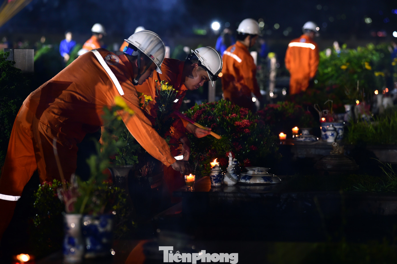 Lễ thắp nến tri ân các anh hùng liệt sĩ nằm trong chuỗi các hoạt động của tuổi trẻ Thủ đô hướng tới kỷ niệm 50 năm Ngày Giải phóng miền Nam, thống nhất Đất nước (30/4/1975 - 30/4/2025), cũng là hoạt động thường niên của Tuổi trẻ Thủ đô nhằm tưởng nhớ, tôn vinh những người đã hy sinh vì độc lập, tự do của dân tộc; thể hiện trách nhiệm và lòng biết ơn sâu sắc đối với những cống hiến vĩ đại của các thế hệ đi trước. Ảnh: Xuân Tùng