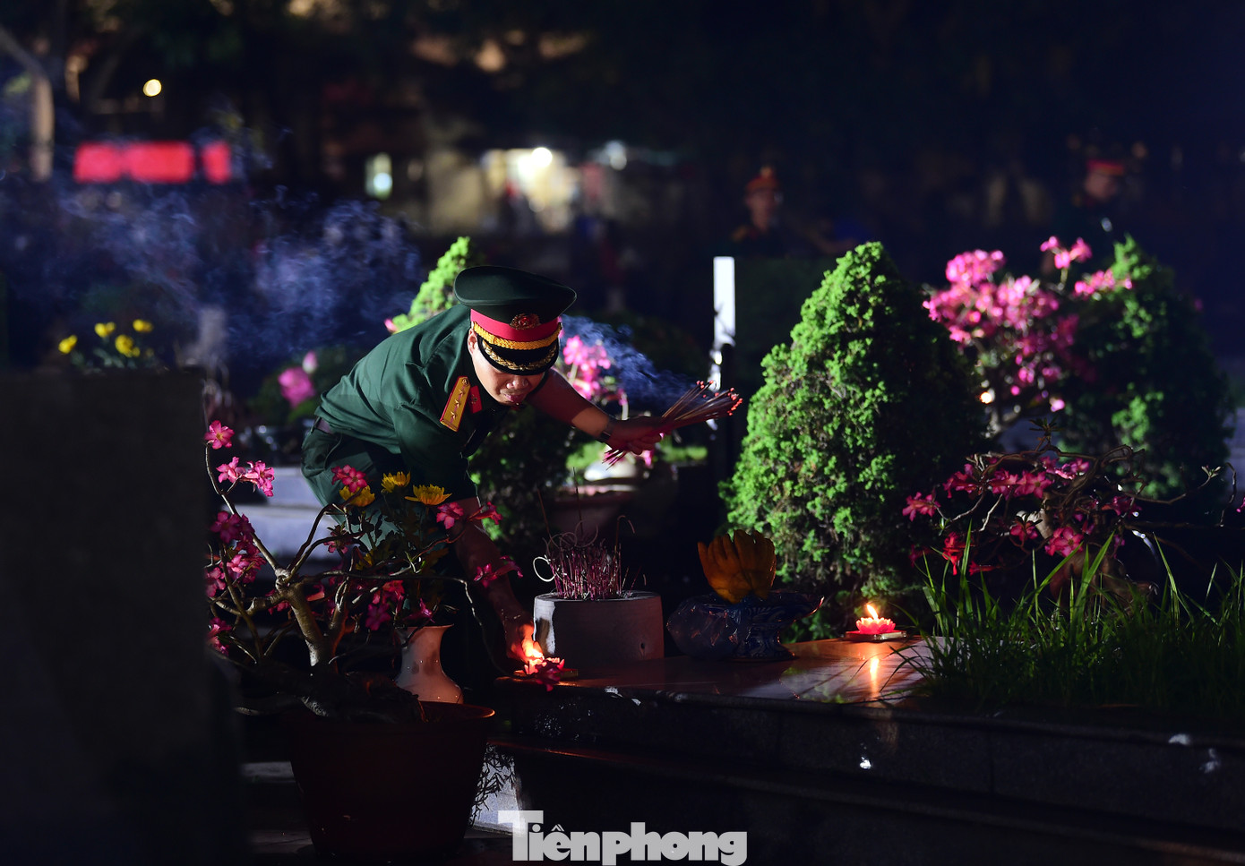 Lễ thắp nến tri ân các anh hùng liệt sĩ nằm trong chuỗi các hoạt động của tuổi trẻ Thủ đô hướng tới kỷ niệm 50 năm Ngày Giải phóng miền Nam, thống nhất Đất nước (30/4/1975 - 30/4/2025), cũng là hoạt động thường niên của Tuổi trẻ Thủ đô nhằm tưởng nhớ, tôn vinh những người đã hy sinh vì độc lập, tự do của dân tộc; thể hiện trách nhiệm và lòng biết ơn sâu sắc đối với những cống hiến vĩ đại của các thế hệ đi trước. Ảnh: Xuân Tùng