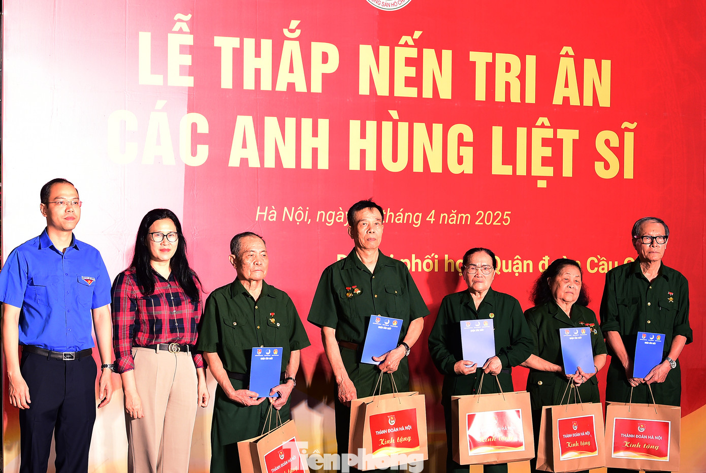 Tại chương trình, Ban Tổ chức đã dành tặng 20 suất quà đến các gia đình chính sách, các bác thương bệnh binh, gia đình có công với cách mạng (mỗi suất bao gồm 1 triệu đồng tiền mặt và quà tặng). Ảnh: Xuân Tùng