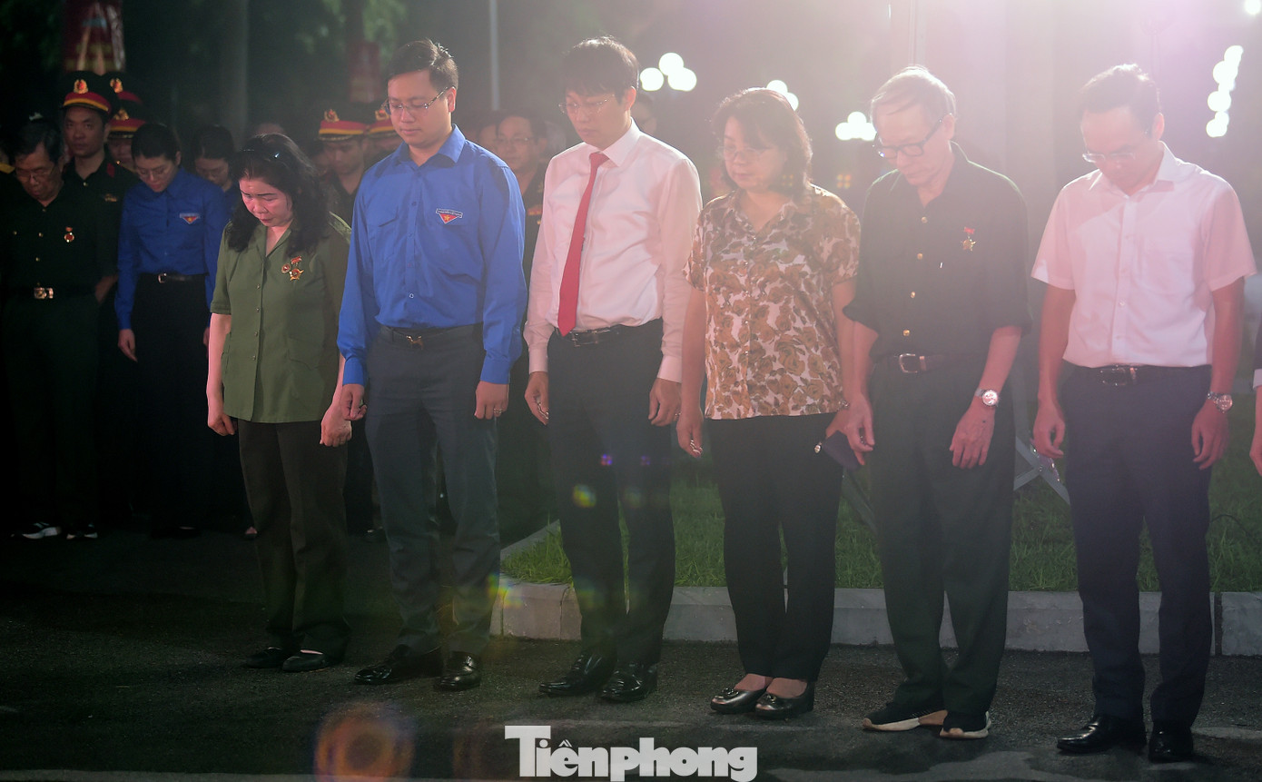 Nổi bật, có chuỗi chương trình giao lưu “Kể chuyện lịch sử - Tiếp lửa truyền thống” tại các trường Tiểu học, THCS, THPT và đại học, học viện trên địa bàn Thành phố với 5 chương trình cấp Thành phố và hơn 50 chương trình cấp cơ sở. Tuyên truyền trên không gian mạng với chuyên mục “Thanh âm non sông”, chia sẻ và giới thiệu hơn 20 ca khúc cách mạng về tình yêu quê hương, đất nước; lan tỏa trào lưu hình ảnh “Màu cờ tôi yêu” với hơn 25.000 bức ảnh được gửi đến fanpage Thành Đoàn Hà Nội, “phủ đỏ” hình ảnh lá cờ Tổ quốc trên không gian mạng. Ảnh: Xuân Tùng