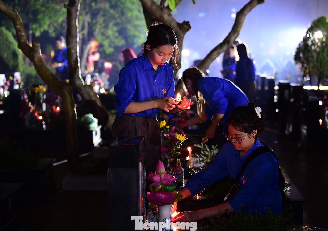 Cũng với hoạt động cấp thành phố tại Nghĩa trang Mai Dịch, các cơ sở Đoàn trực thuộc đồng loạt tổ chức Lễ thắp nến tri ân các anh hùng liệt sĩ tại các Nghĩa trang, đài tưởng niệm các anh hùng liệt sĩ của 30 quận, huyện, thị xã trên địa bàn Thành phố... Ảnh: Xuân Tùng