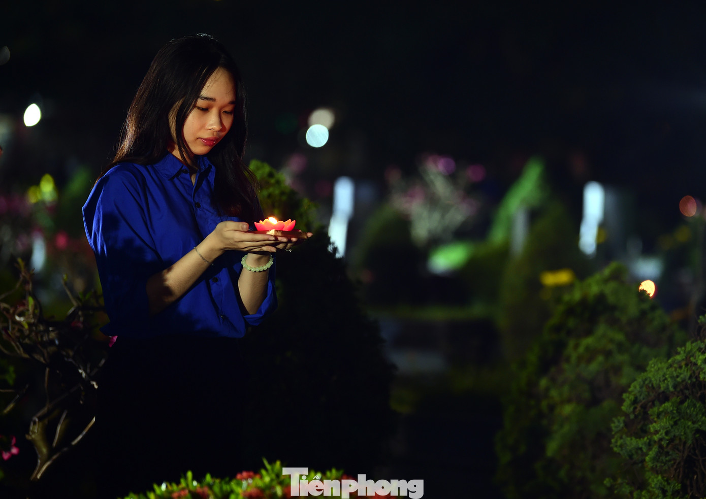 Cũng với hoạt động cấp thành phố tại Nghĩa trang Mai Dịch, các cơ sở Đoàn trực thuộc đồng loạt tổ chức Lễ thắp nến tri ân các anh hùng liệt sĩ tại các Nghĩa trang, đài tưởng niệm các anh hùng liệt sĩ của 30 quận, huyện, thị xã trên địa bàn Thành phố... Ảnh: Xuân Tùng