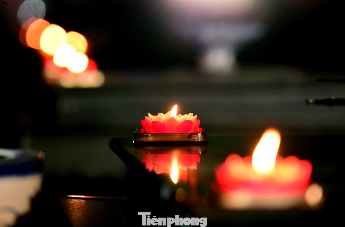 Tối 28/4, Trung ương Đoàn tổ chức lễ thắp nến tri ân và trao tặng quà kỷ niệm 50 năm Ngày Giải phóng miền Nam, thống nhất đất nước tại Nghĩa trang Liệt sĩ Thành phố Hồ Chí Minh và các điểm cầu tại Nghĩa trang liệt sĩ các tỉnh, thành phố: Quảng Trị, Đà Nẵng, Đắk Lắk, Bình Dương, Tây Ninh, Đồng Nai, Long An, Đồng Tháp. Ảnh: Xuân Tùng