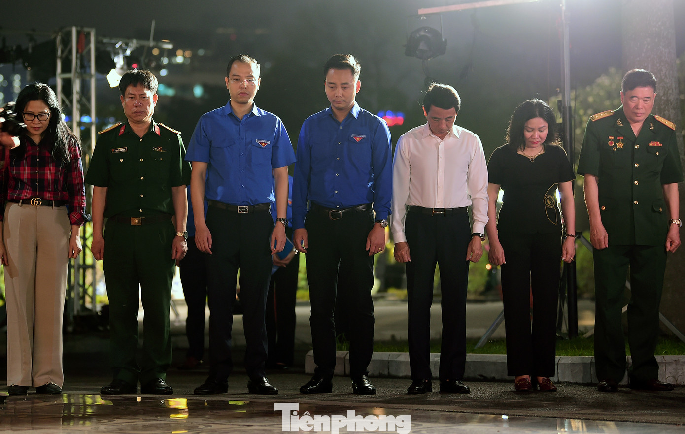 Nổi bật, có chuỗi chương trình giao lưu “Kể chuyện lịch sử - Tiếp lửa truyền thống” tại các trường Tiểu học, THCS, THPT và đại học, học viện trên địa bàn Thành phố với 5 chương trình cấp Thành phố và hơn 50 chương trình cấp cơ sở. Tuyên truyền trên không gian mạng với chuyên mục “Thanh âm non sông”, chia sẻ và giới thiệu hơn 20 ca khúc cách mạng về tình yêu quê hương, đất nước; lan tỏa trào lưu hình ảnh “Màu cờ tôi yêu” với hơn 25.000 bức ảnh được gửi đến fanpage Thành Đoàn Hà Nội, “phủ đỏ” hình ảnh lá cờ Tổ quốc trên không gian mạng. Ảnh: Xuân Tùng