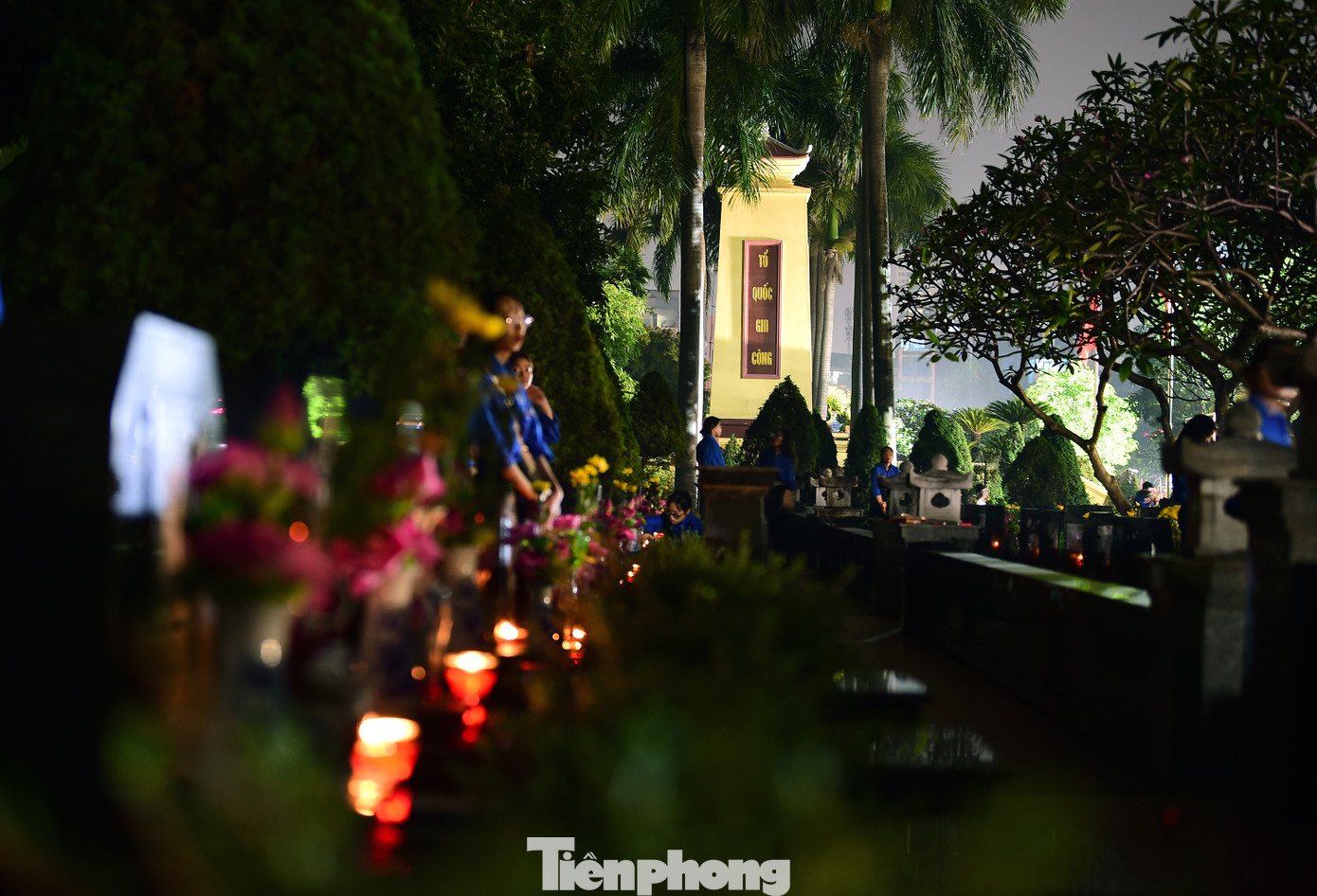 Nổi bật, có chuỗi chương trình giao lưu “Kể chuyện lịch sử - Tiếp lửa truyền thống” tại các trường Tiểu học, THCS, THPT và đại học, học viện trên địa bàn Thành phố với 5 chương trình cấp Thành phố và hơn 50 chương trình cấp cơ sở. Tuyên truyền trên không gian mạng với chuyên mục “Thanh âm non sông”, chia sẻ và giới thiệu hơn 20 ca khúc cách mạng về tình yêu quê hương, đất nước; lan tỏa trào lưu hình ảnh “Màu cờ tôi yêu” với hơn 25.000 bức ảnh được gửi đến fanpage Thành Đoàn Hà Nội, “phủ đỏ” hình ảnh lá cờ Tổ quốc trên không gian mạng. Ảnh: Xuân Tùng