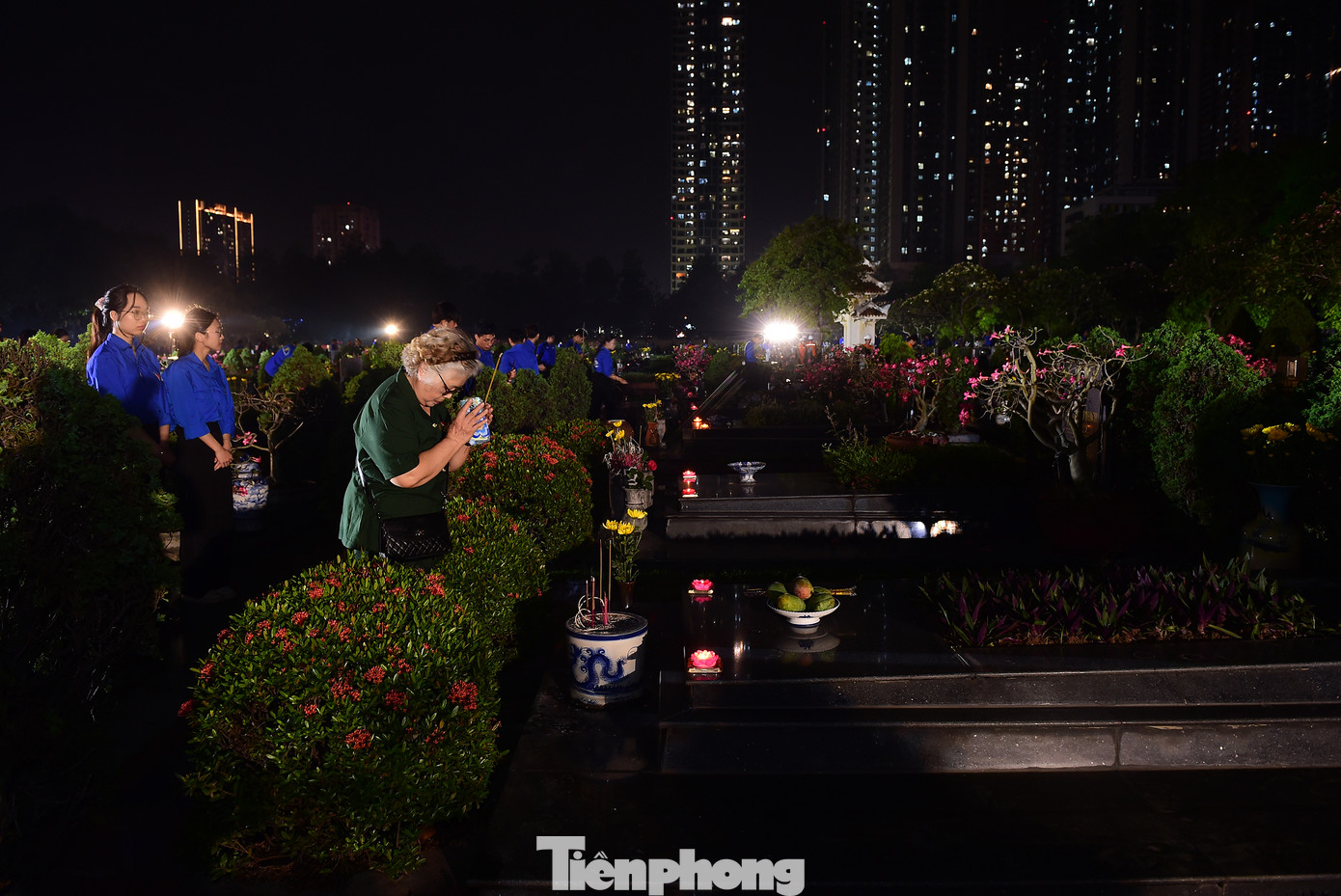 Lễ thắp nến tri ân các anh hùng liệt sĩ nằm trong chuỗi các hoạt động của tuổi trẻ Thủ đô hướng tới kỷ niệm 50 năm Ngày Giải phóng miền Nam, thống nhất Đất nước (30/4/1975 - 30/4/2025), cũng là hoạt động thường niên của Tuổi trẻ Thủ đô nhằm tưởng nhớ, tôn vinh những người đã hy sinh vì độc lập, tự do của dân tộc; thể hiện trách nhiệm và lòng biết ơn sâu sắc đối với những cống hiến vĩ đại của các thế hệ đi trước. Ảnh: Xuân Tùng