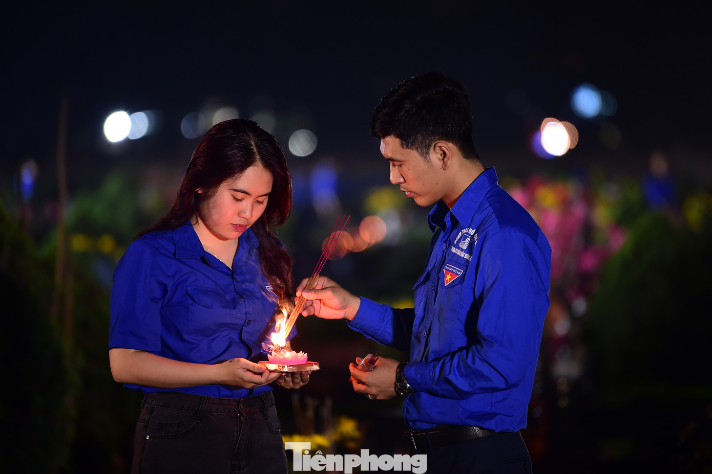 Những ánh nến ấm áp và nhành hoa, nén hương đã được những người trẻ thừa hưởng “hòa bình đẹp lắm” và hạnh phúc của đất nước độc lập, thống nhất dâng lên gần 1.700 phần mộ anh hùng liệt sĩ, lão thành cách mạng đang yên nghỉ tại nghĩa trang Mai Dịch. Ảnh: Xuân Tùng