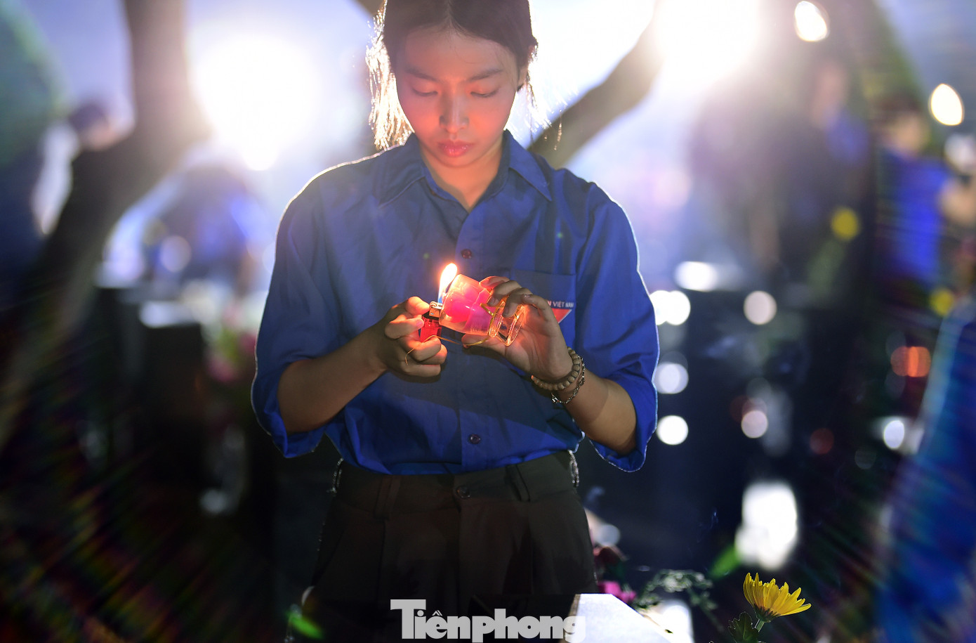 Cũng với hoạt động cấp thành phố tại Nghĩa trang Mai Dịch, các cơ sở Đoàn trực thuộc đồng loạt tổ chức Lễ thắp nến tri ân các anh hùng liệt sĩ tại các Nghĩa trang, đài tưởng niệm các anh hùng liệt sĩ của 30 quận, huyện, thị xã trên địa bàn Thành phố... Ảnh: Xuân Tùng