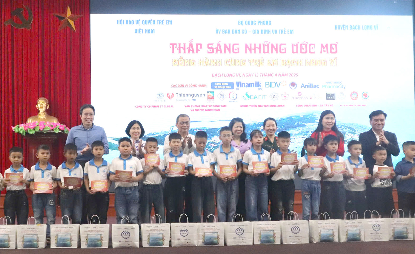 Nhiều phần quà đã được trao tặng trong chương trình. Ảnh: BTC