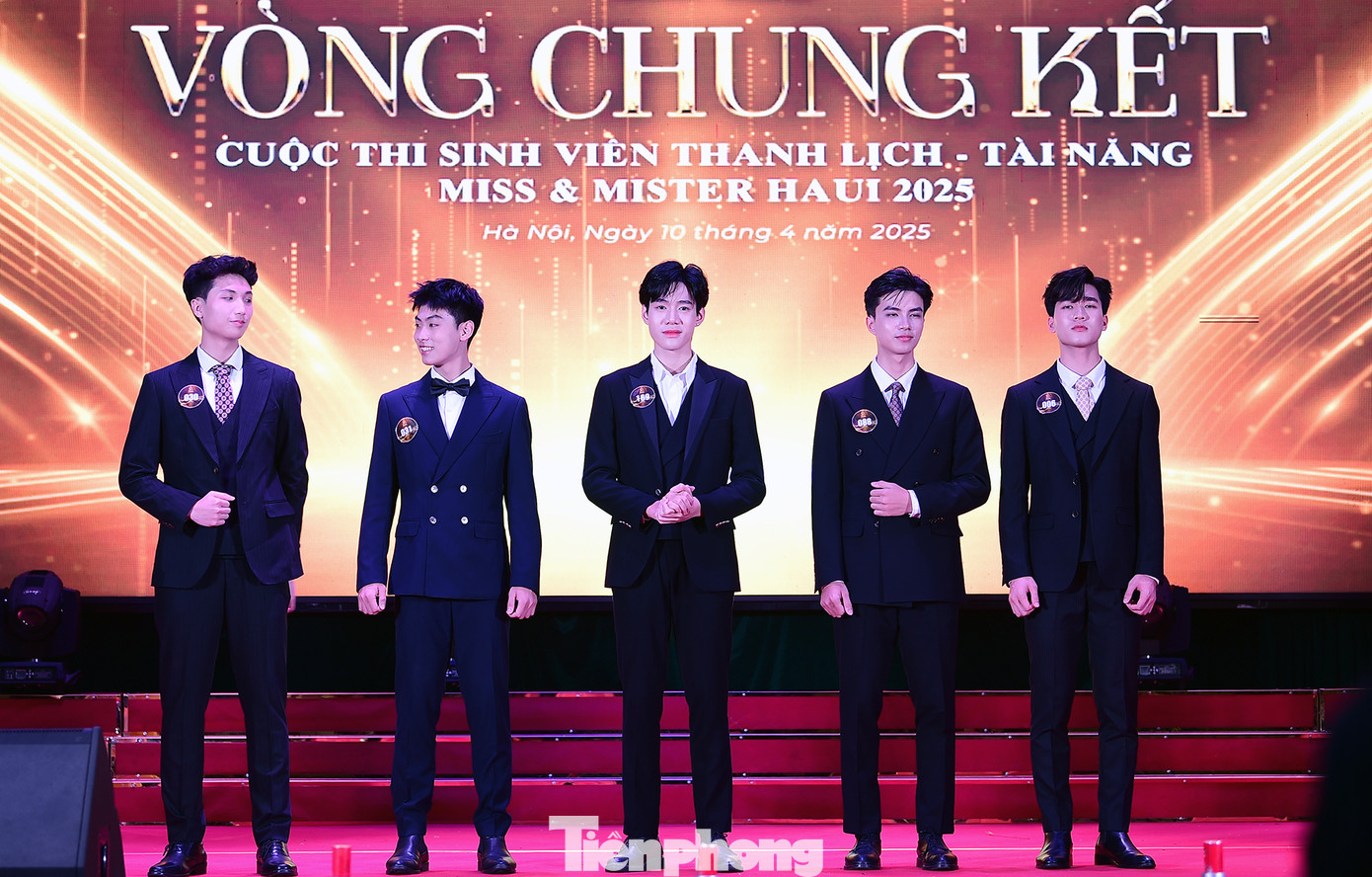 10 thí sinh có màn thể hiện trên sân khấu nổi bật nhất bước tiếp vào phần thi ứng xử. Cụ thể, 5 thí sinh nam gồm: Lê Gia Bảo (SBD 030) trường Điện – Điện tử; Nguyễn Thái Hoàng Anh (SBD 031) trường Ngoại ngữ - Du lịch; Hoàng Mạnh An (SBD 169) trường Kinh tế; Dương Văn Bách (SBD 006) trường Kinh tế; Tạ Việt Hưng (SBD 088) trường Cơ khí - Ô tô. Ảnh: Xuân Tùng