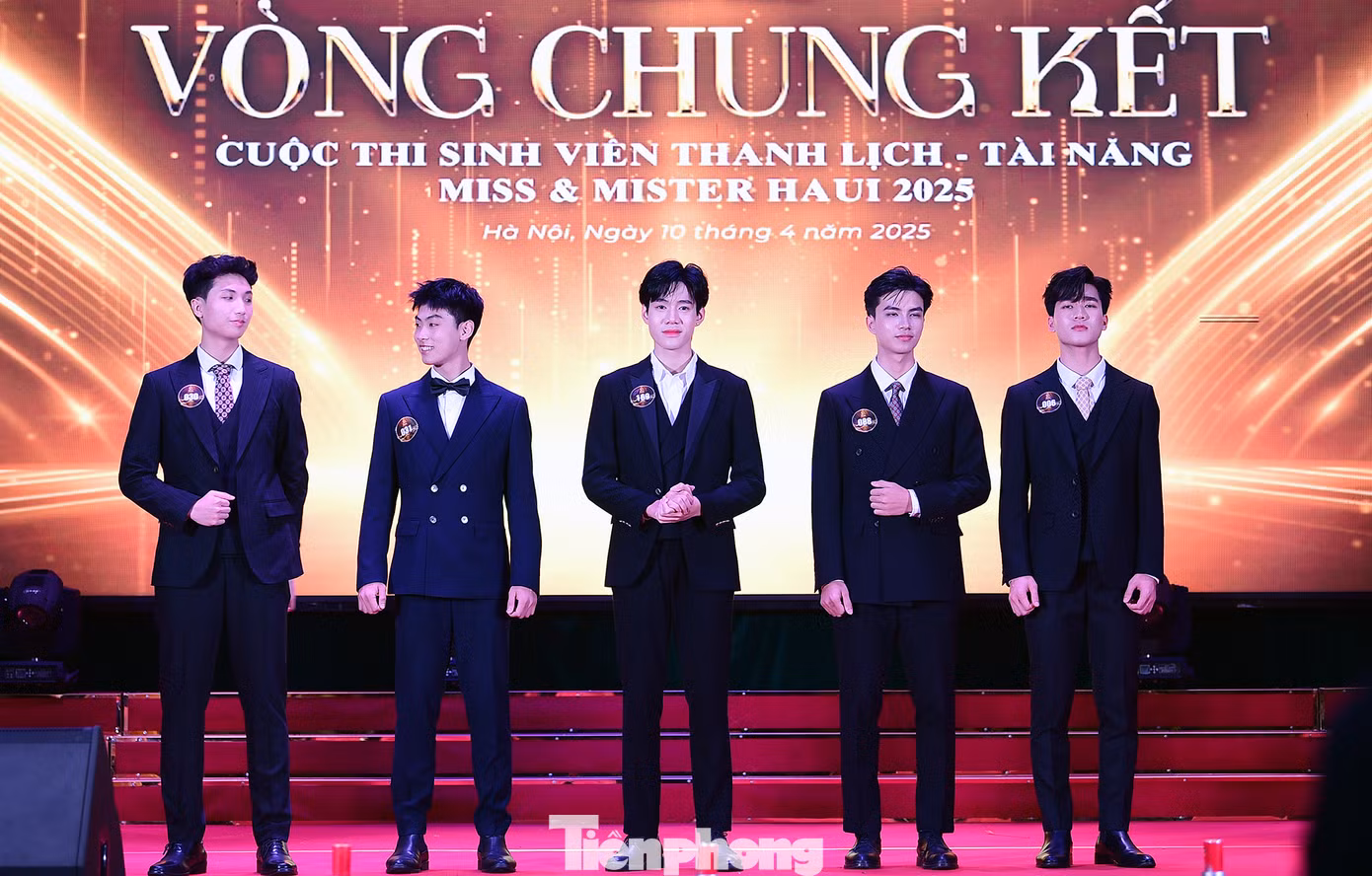 10 thí sinh có màn thể hiện trên sân khấu nổi bật nhất bước tiếp vào phần thi ứng xử. Cụ thể, 5 thí sinh nam gồm: Lê Gia Bảo (SBD 030) trường Điện – Điện tử; Nguyễn Thái Hoàng Anh (SBD 031) trường Ngoại ngữ - Du lịch; Hoàng Mạnh An (SBD 169) trường Kinh tế; Dương Văn Bách (SBD 006) trường Kinh tế; Tạ Việt Hưng (SBD 088) trường Cơ khí - Ô tô. Ảnh: Xuân Tùng