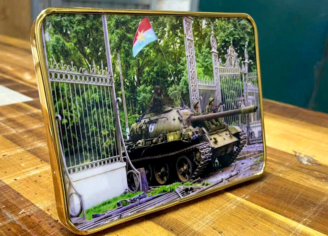 Với mong muốn chia sẻ khoảnh khắc lịch sử hào hùng của thế hệ cha ông, Trưởng nhóm Skyline in tặng 700 bức ảnh xe tăng 846 tiến vào Dinh Độc Lập; đồng thời chia sẻ file ảnh đã được phục dựng, tô màu nhằm tuyên truyền, giáo dục đến thế hệ trẻ.