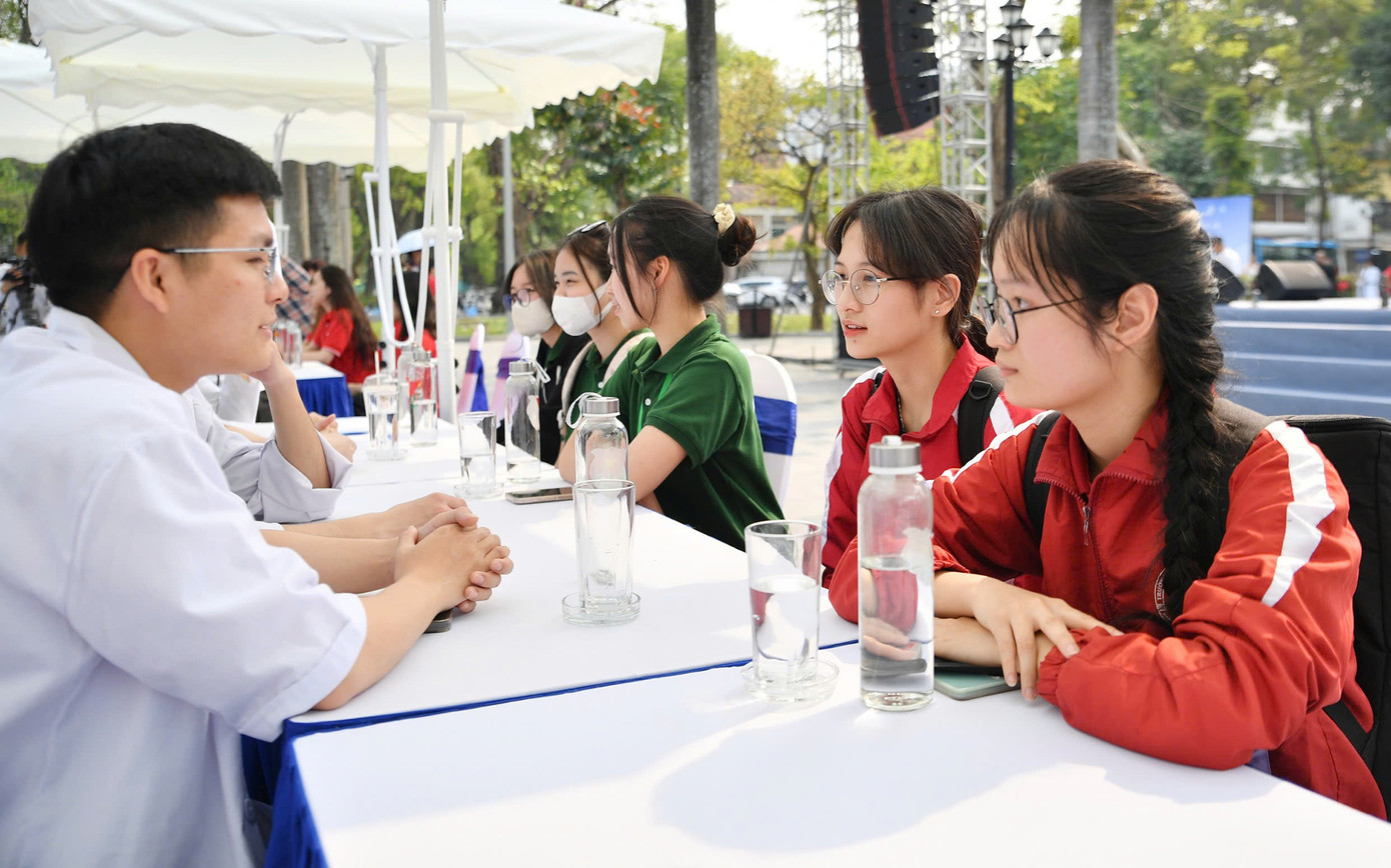 Các y bác sĩ tư vấn chăm sóc sức khoẻ thanh niên tại chương trình. Ảnh: BTC Các y bác sĩ tư vấn chăm sóc sức khoẻ thanh niên tại chương trình. Ảnh: BTC