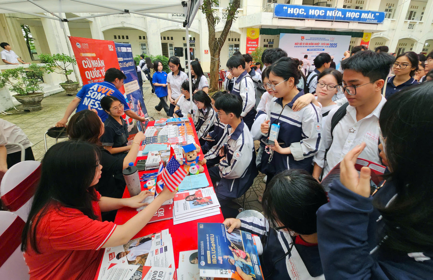 Đông đảo học sinh được tiếp cận, chia sẻ nhiều thông tin hữu ích liên quan đến việc lựa chọn ngành nghề... Ảnh: Linh Hiệp