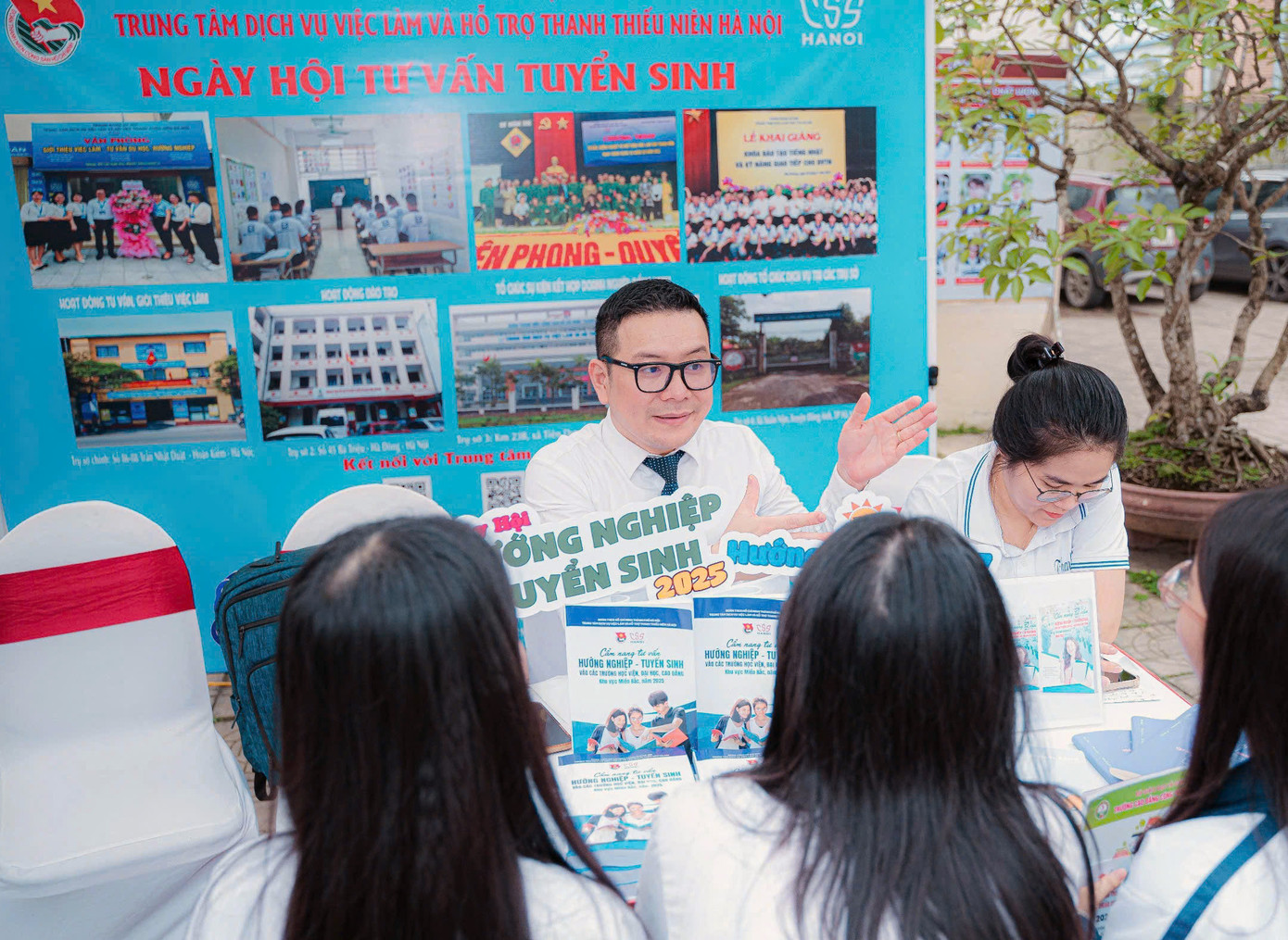 Đông đảo học sinh được tiếp cận, chia sẻ nhiều thông tin hữu ích liên quan đến việc lựa chọn ngành nghề... Ảnh: Linh Hiệp