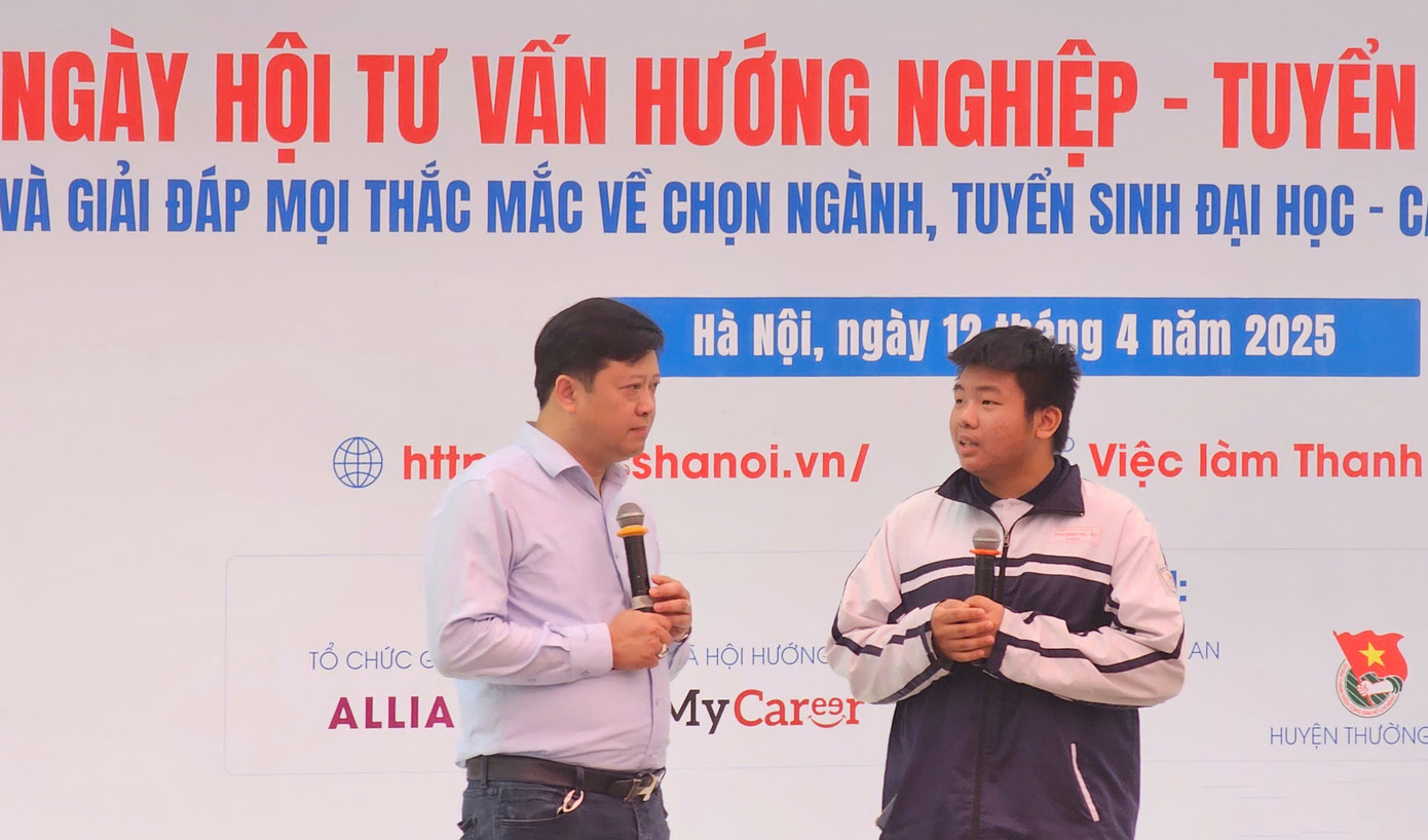 PGS.TS Phạm Mạnh Hà lắng nghe, giải đáp băn khoăn của học sinh tại ngày hội. Ảnh: Linh Hiệp