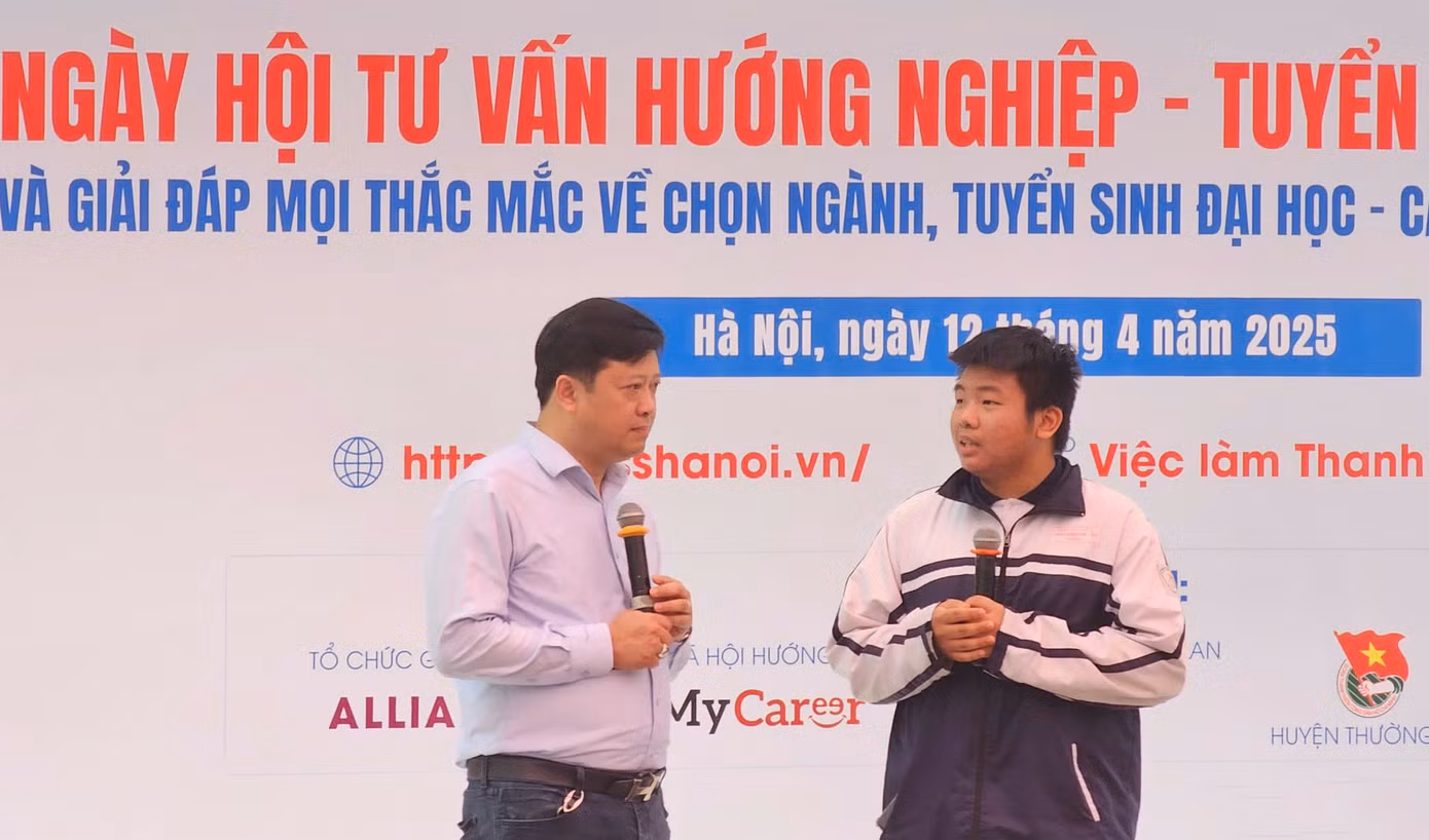 PGS.TS Phạm Mạnh Hà lắng nghe, giải đáp băn khoăn của học sinh tại ngày hội. Ảnh: Linh Hiệp