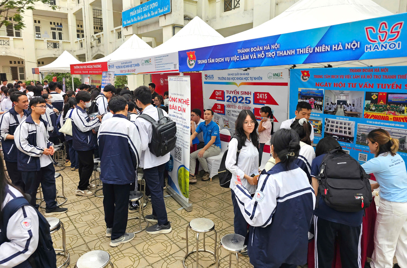 Ngày hội Hướng nghiệp - Tuyển sinh thu hút đông đảo học sinh đến tham gia. Ảnh: Linh Hiệp