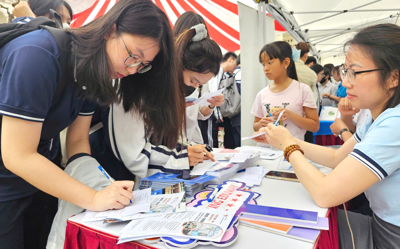 Đông đảo học sinh được tiếp cận, chia sẻ nhiều thông tin hữu ích liên quan đến việc lựa chọn ngành nghề... Ảnh: Linh Hiệp