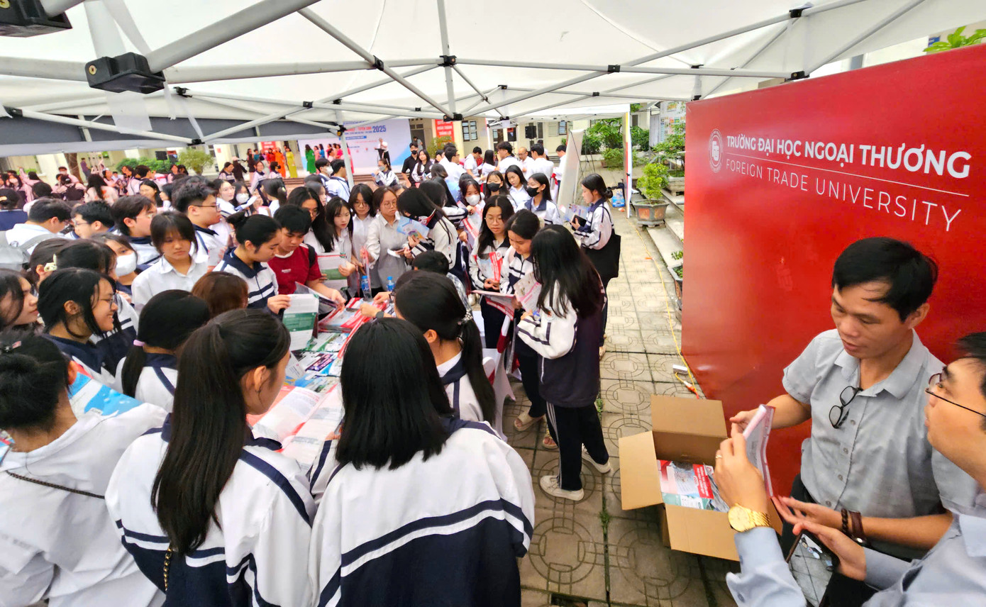 Đông đảo học sinh được tiếp cận, chia sẻ nhiều thông tin hữu ích liên quan đến việc lựa chọn ngành nghề... Ảnh: Linh Hiệp