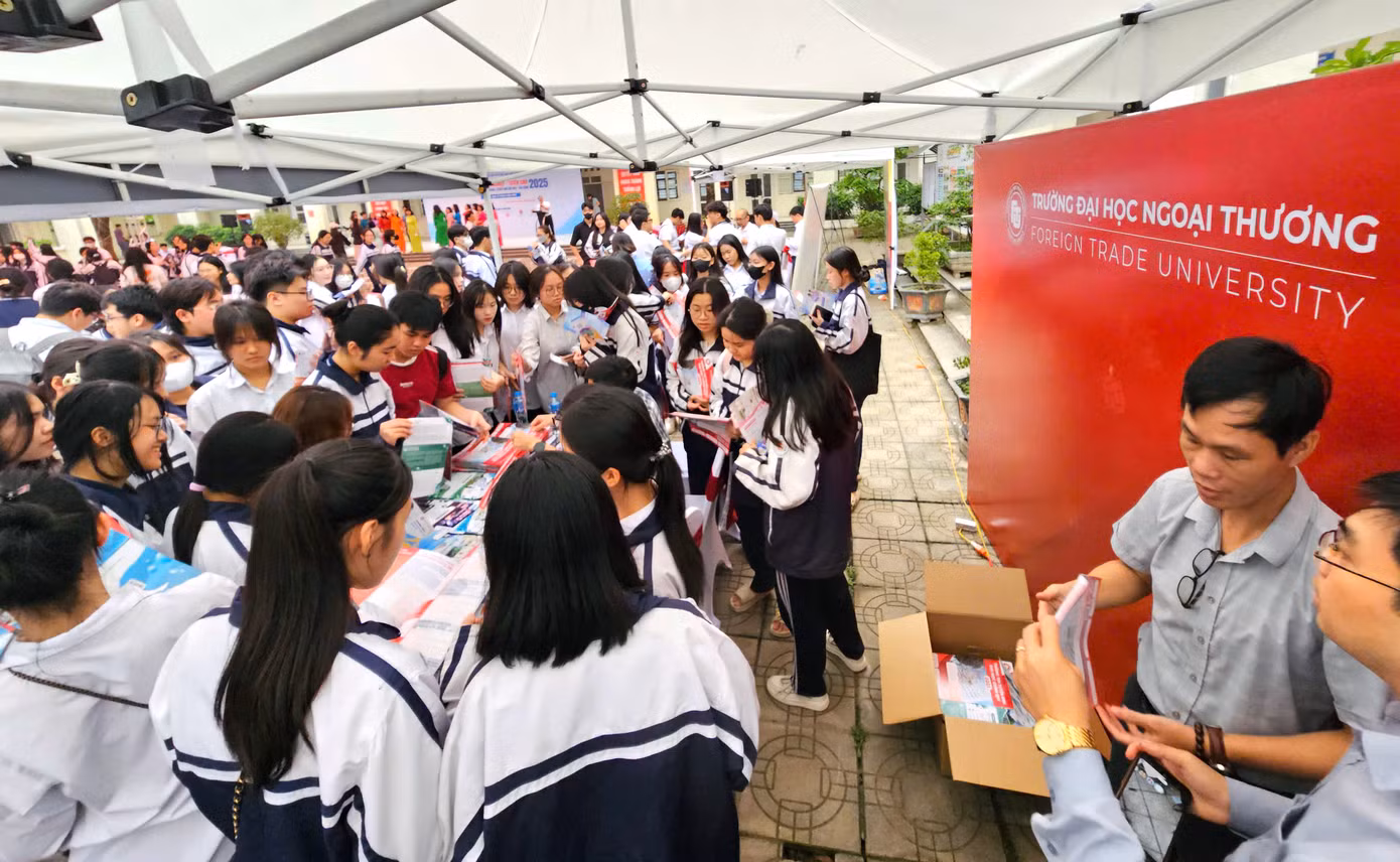 Đông đảo học sinh được tiếp cận, chia sẻ nhiều thông tin hữu ích liên quan đến việc lựa chọn ngành nghề... Ảnh: Linh Hiệp