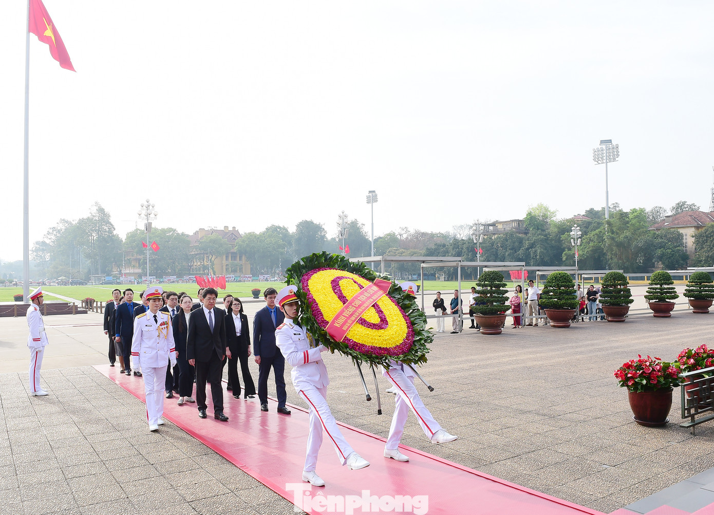 Sáng 15/4, anh Bùi Quang Huy – Uỷ viên dự khuyết Trung ương Đảng, Bí thư thứ nhất Ban Chấp hành Trung ương Đoàn TNCS Hồ Chí Minh và anh A Đông – Bí thư thứ nhất Ban Bí thư Trung ương Đoàn TNCS Trung Quốc dâng hoa và vào Lăng viếng Chủ tịch Hồ Chí Minh. Ảnh: Xuân Tùng