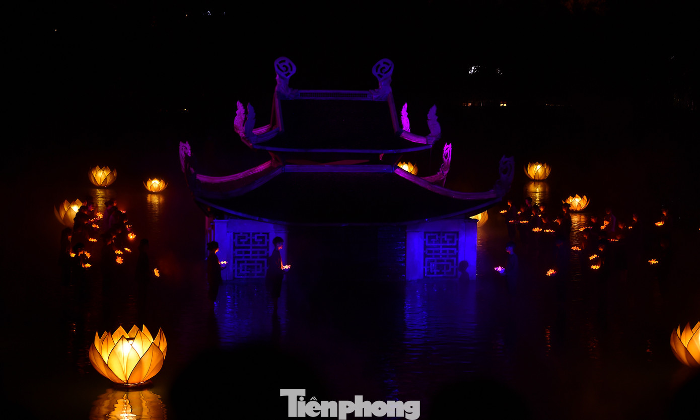 Show thực cảnh “Tinh hoa Bắc Bộ” là điểm nhấn đặc biệt của chương trình, đã mang đến cho người xem hành trình nghệ thuật độc đáo, kết hợp giữa truyền thống và công nghệ hiện đại. Trong không gian sân khấu thực địa rộng lớn, các diễn viên đã trình diễn 6 phân cảnh: Thi ca – Cõi Phật – Hoài cổ – Nhạc họa – An vui – Ngày hội. Mỗi phần tái hiện những nét văn hóa đặc trưng của vùng đồng bằng Bắc Bộ qua suốt 1.000 năm lịch sử. Ảnh: Xuân Tùng