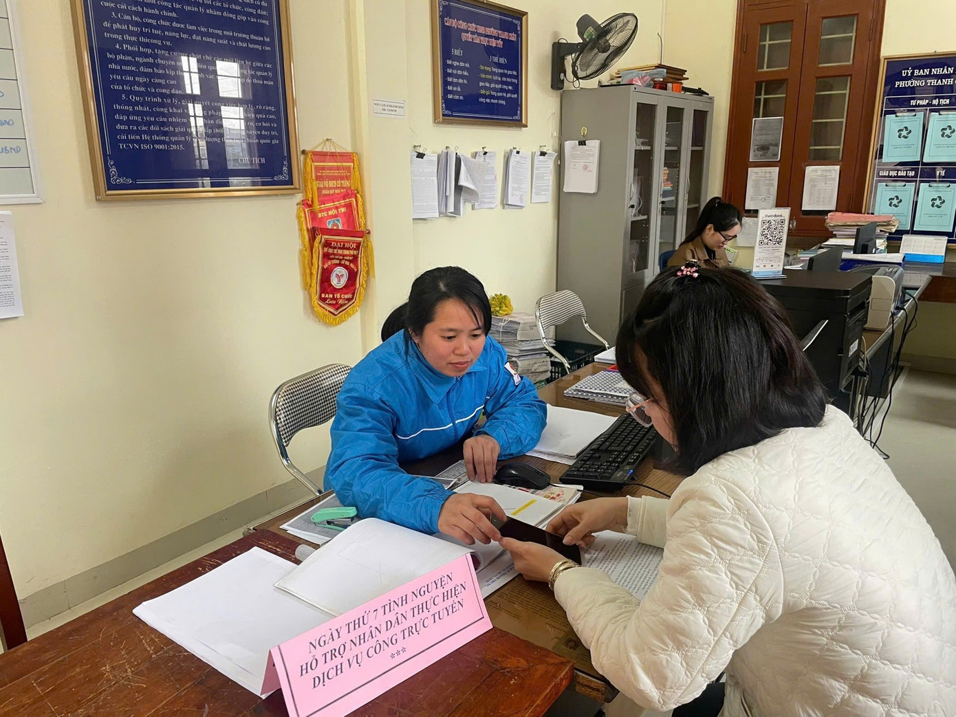 Đoàn viên thanh niên Hà Nam tham gia “Thứ bảy tình nguyện hỗ trợ nhân dân thực hiện dịch vụ công trực tuyến". Ảnh: TĐHN Đoàn viên thanh niên Hà Nam tham gia “Thứ bảy tình nguyện hỗ trợ nhân dân thực hiện dịch vụ công trực tuyến". Ảnh: TĐHN