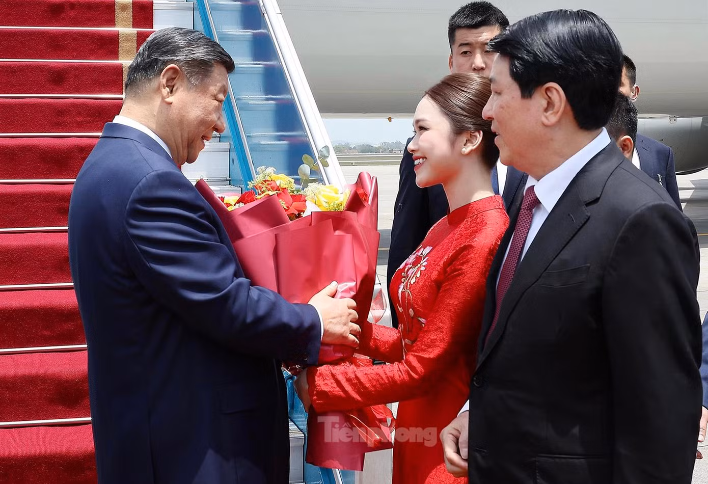 Đoàn Thị Xuân Linh vinh dự tham dự lễ đón và tặng hoa Tổng Bí thư, Chủ tịch nước Trung Quốc Tập Cận Bình tại sân bay Nội Bài ngày 14/4/2025. Ảnh: Thông tấn xã Việt Nam/NVCC