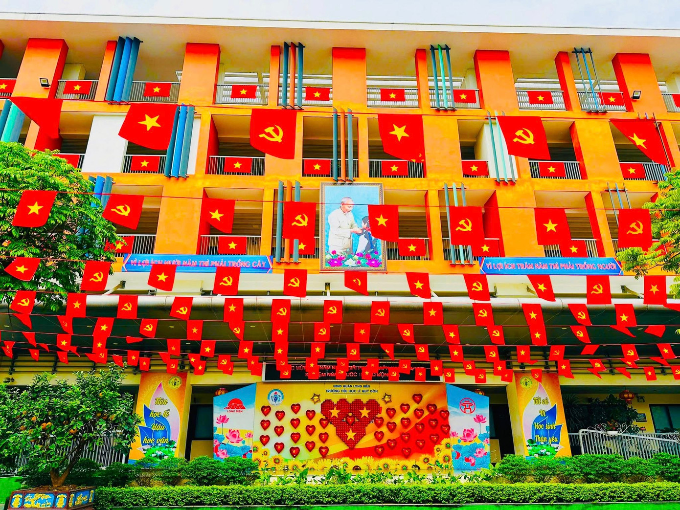 Trong những ngày tháng Tư lịch sử, không gian của nhiều trường học tại Thủ đô Hà Nội rực rỡ sắc màu cờ đỏ sao vàng, búa liềm chào mừng kỷ niệm 50 năm Ngày Giải phóng miền Nam, thống nhất đất nước (30/4/1975 - 30/4/2025). Trong ảnh là hình ảnh rực rỡ sắc cờ ở trường Lê Quý Đôn, quận Long Biên. Ảnh: FBNT