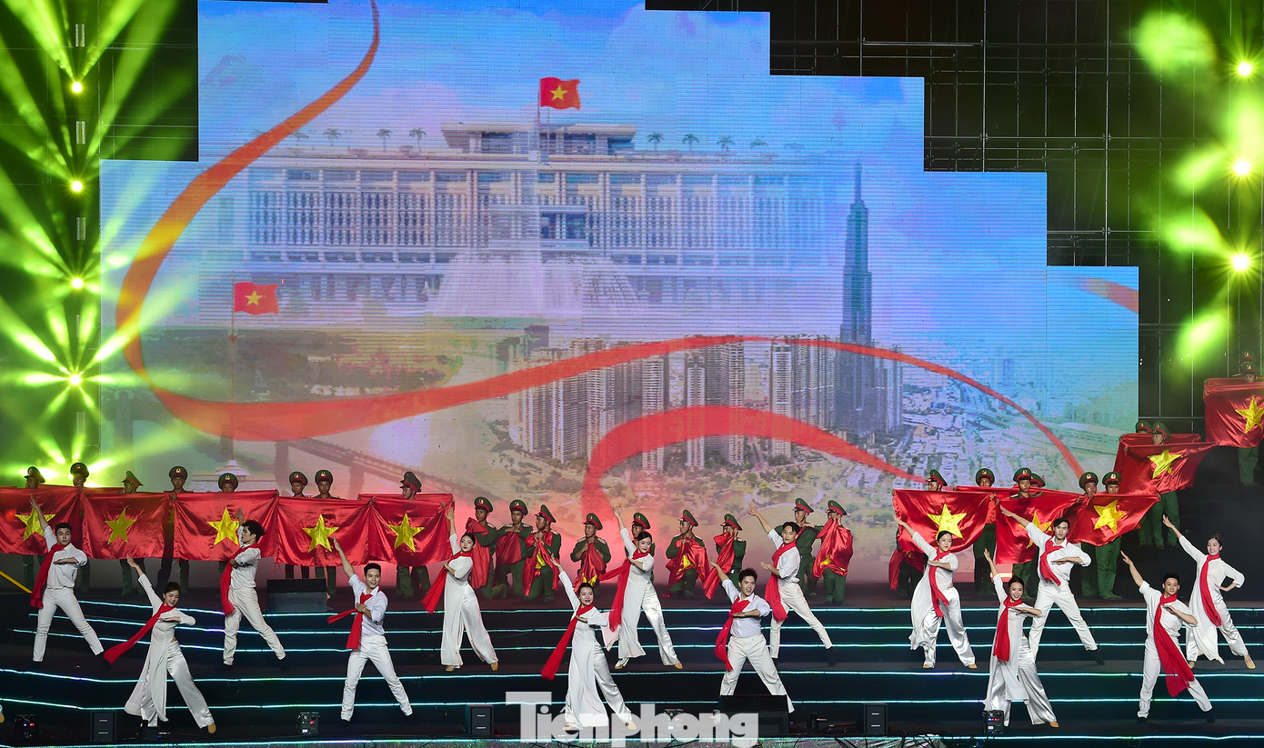 “Hẹn ước Bắc – Nam” là một hành trình trở về lịch sử, về những lời hẹn ước đã được viết nên bằng máu, nước mắt và lòng kiên trung của hàng triệu người con đất Việt. Chương trình tái hiện những lời hẹn ấy qua ngôn ngữ chính luận – nghệ thuật, kết hợp giữa tư liệu lịch sử, phóng sự chuyên đề, hoạt cảnh, âm nhạc và công nghệ trình diễn hiện đại.