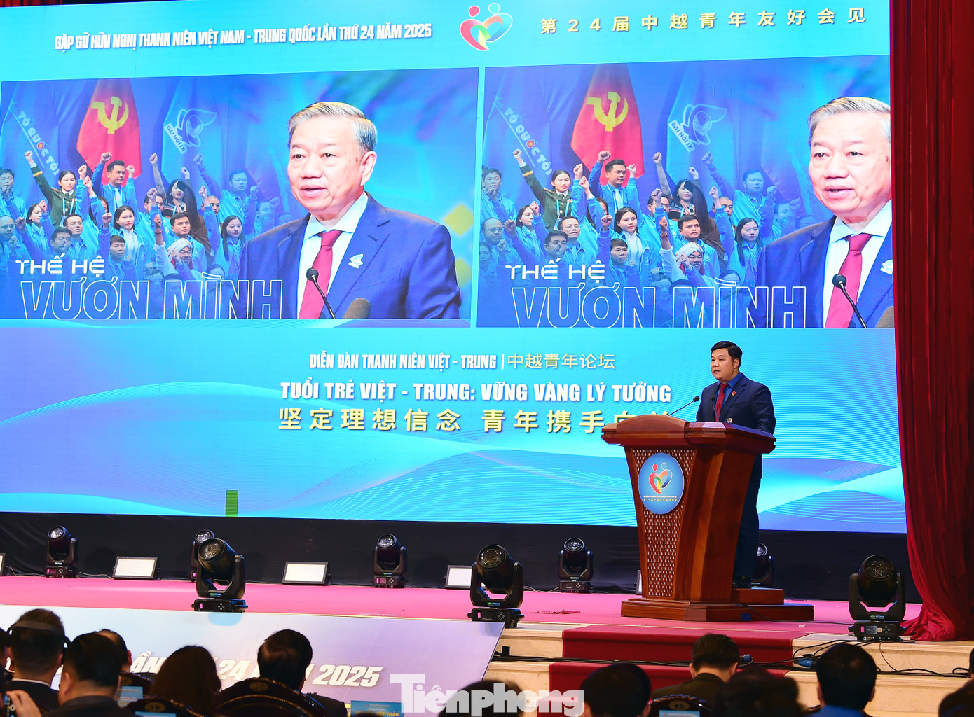 Các đại biểu trình bày tham luận tại Diễn đàn.