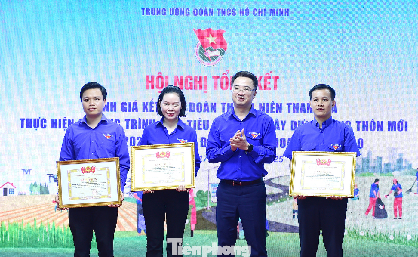 Nhiều tập thể và cá nhân được khen thưởng tạ hội nghị. Ảnh: Xuân Tùng Nhiều tập thể và cá nhân được khen thưởng tạ hội nghị. Ảnh: Xuân Tùng