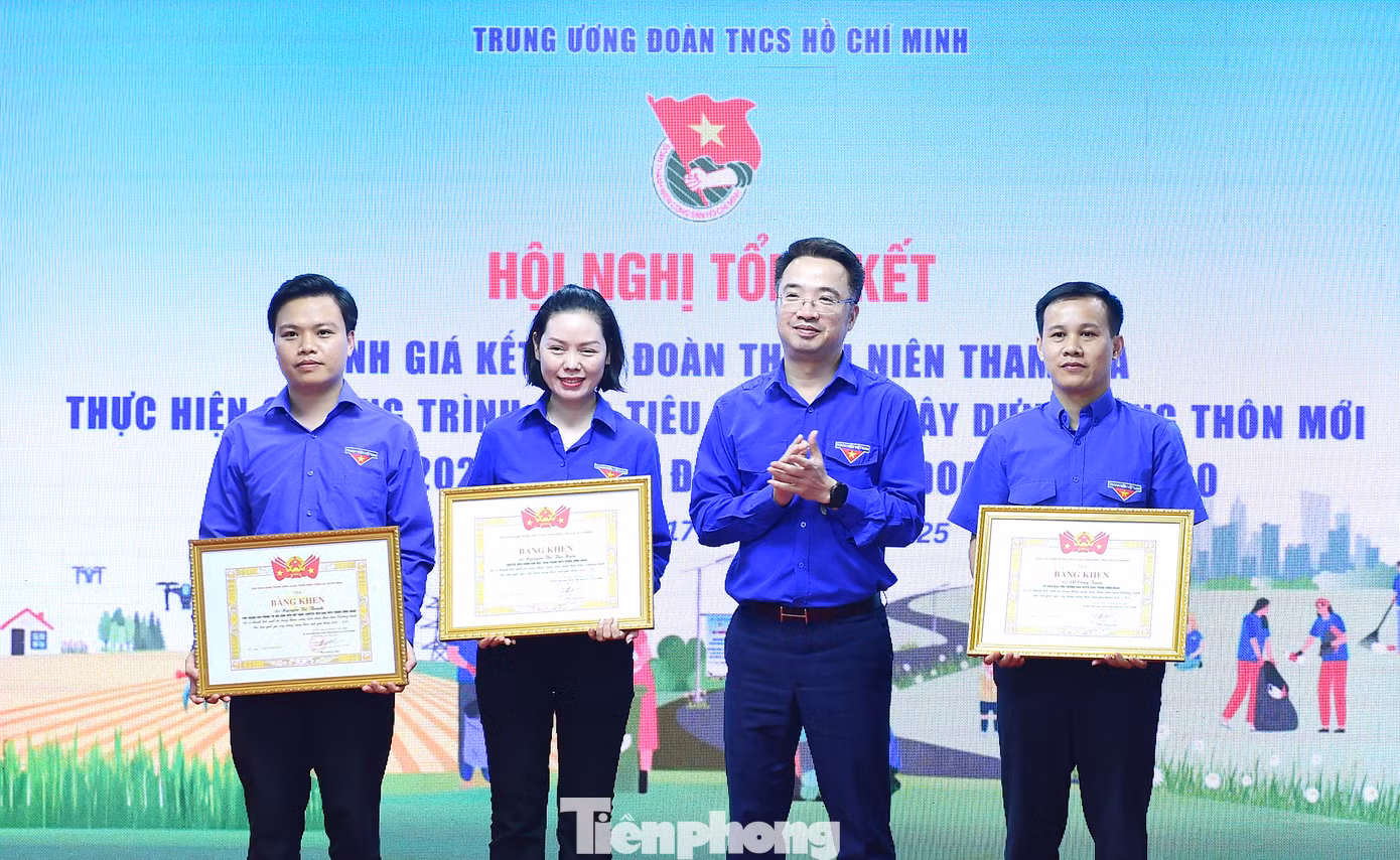 Nhiều tập thể và cá nhân được khen thưởng tạ hội nghị. Ảnh: Xuân Tùng
