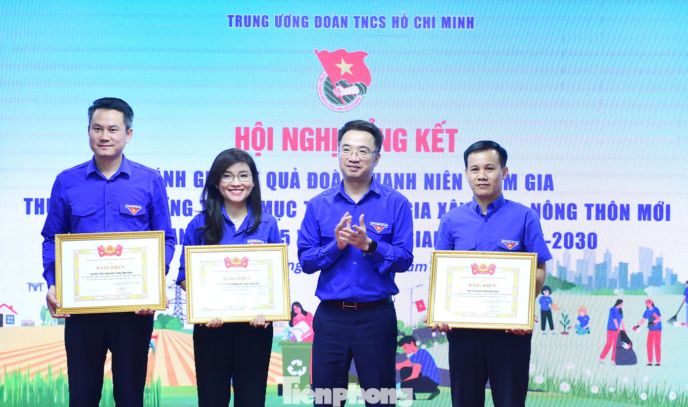 Nhiều tập thể và cá nhân được khen thưởng tạ hội nghị. Ảnh: Xuân Tùng Nhiều tập thể và cá nhân được khen thưởng tạ hội nghị. Ảnh: Xuân Tùng