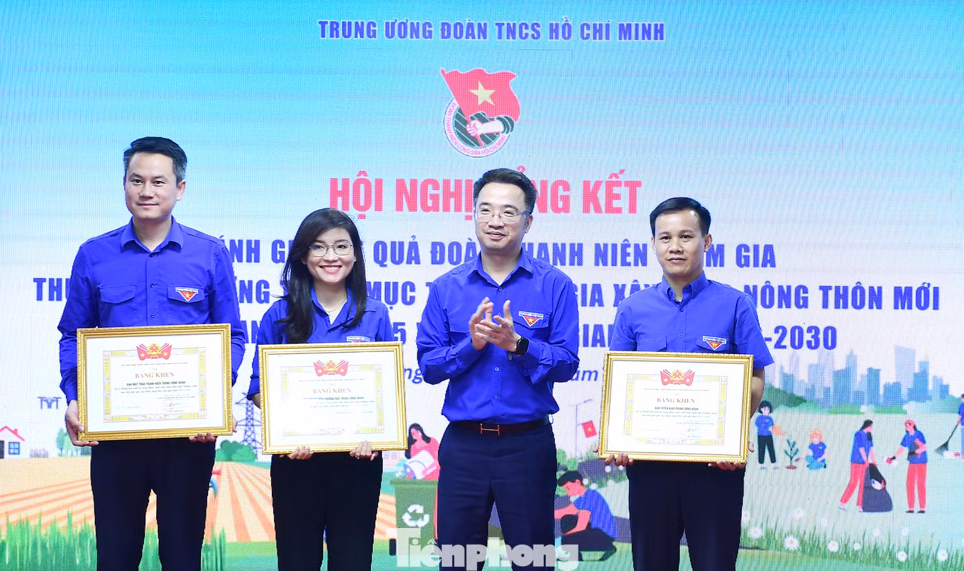 Nhiều tập thể và cá nhân được khen thưởng tạ hội nghị. Ảnh: Xuân Tùng