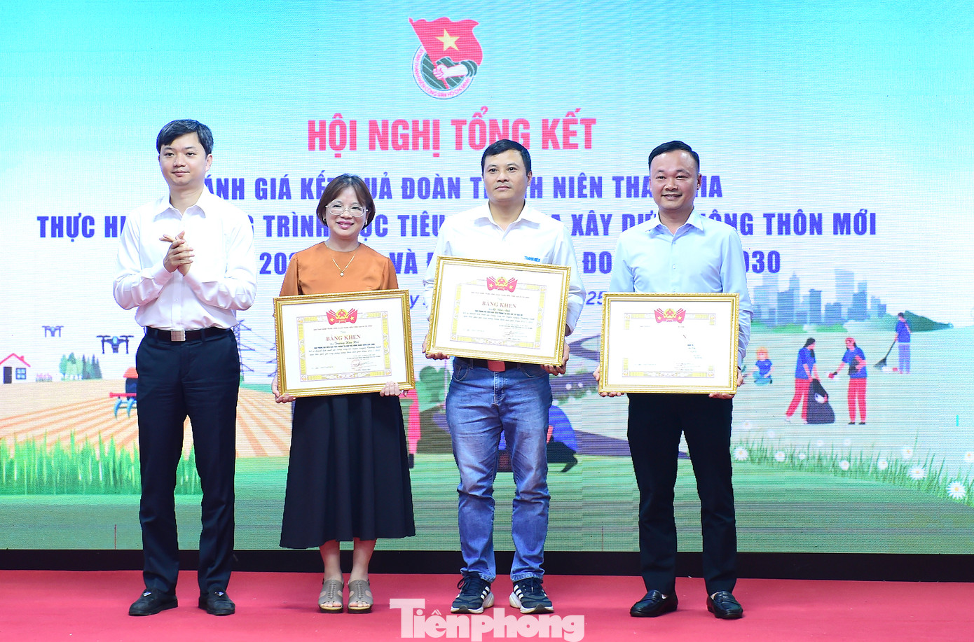 Nhiều tập thể và cá nhân được khen thưởng tạ hội nghị. Ảnh: Xuân Tùng Nhiều tập thể và cá nhân được khen thưởng tạ hội nghị. Ảnh: Xuân Tùng