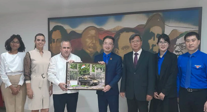 Bí thư T.Ư Đoàn Nguyễn Tường Lâm tặng quà lưu niệm đồng chí Jorge Luis Broche Lorenzo tại buổi làm việc. Ảnh: T.Ư Đoàn Bí thư T.Ư Đoàn Nguyễn Tường Lâm tặng quà lưu niệm đồng chí Jorge Luis Broche Lorenzo tại buổi làm việc. Ảnh: T.Ư Đoàn