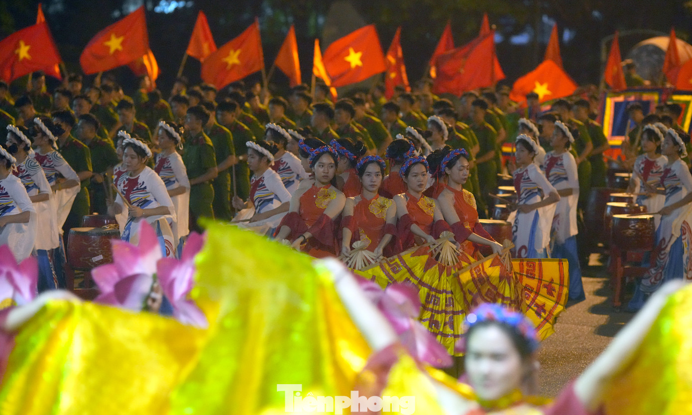 Tiết mục mang tên “Bản hùng ca toàn thắng” được trình diễn của hơn 1.000 người là cán bộ, học viên của Học viện Cảnh sát nhân dân. Tiết mục gồm biểu diễn 800 trống, kết hợp trình diễn múa lân sư, múa rồng và múa cờ. Ảnh: Ly Ly