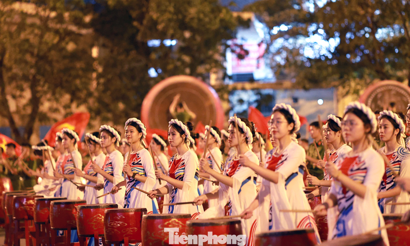 Trao đổi tại chương trình, Trung tướng Trần Minh Hưởng – Giám đốc Học viện Cảnh sát nhân dân cho biết, Học viện rất vinh dự và quyết tâm thực hiện khi được lãnh đạo Đảng, Nhà nước và lãnh đạo Bộ Công an tin tưởng giao nhiệm vụ tham gia biểu diễn trống hội trong chương trình kỷ niệm 50 năm thống nhất đất nước. Ảnh: Xuân Tùng