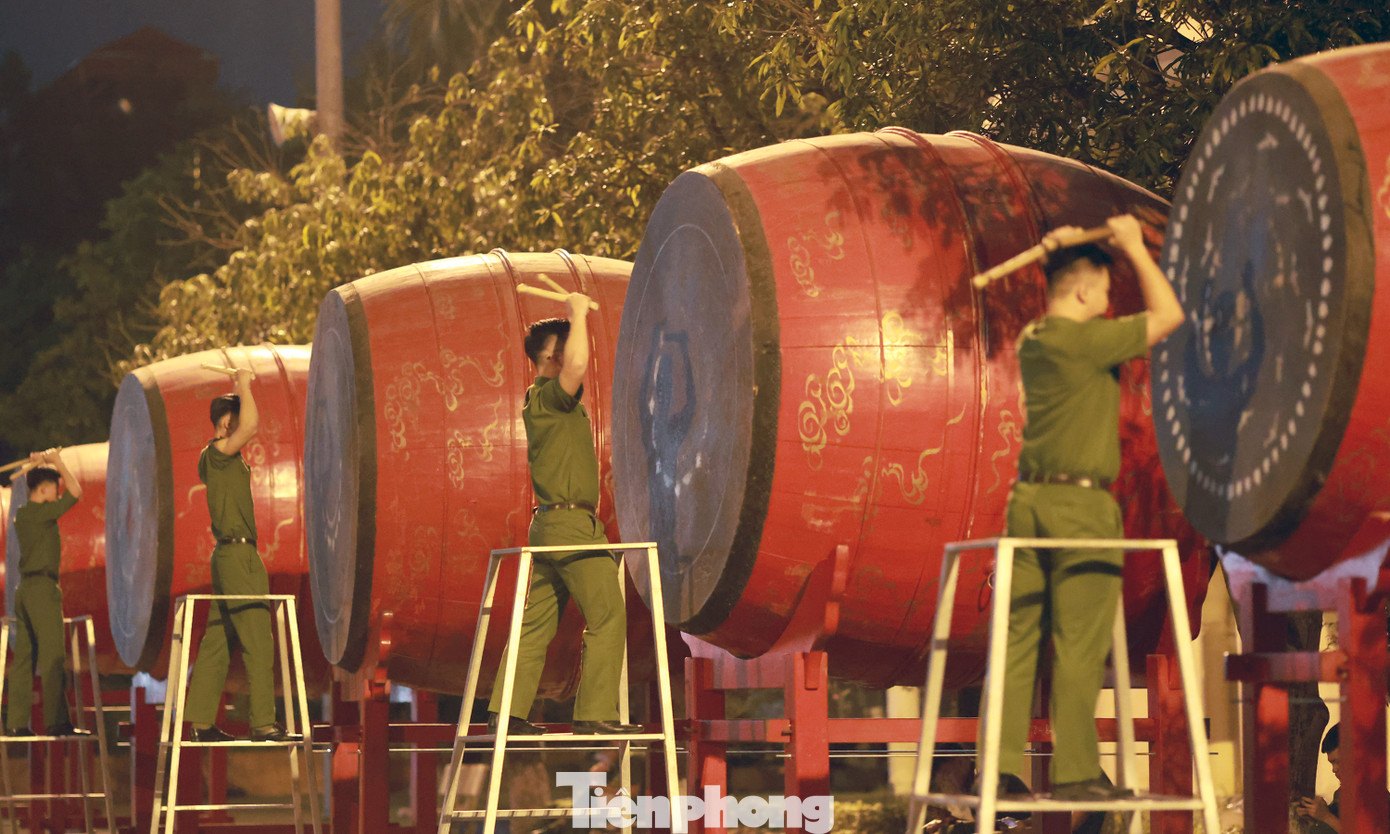 Bạn Quách Thành Đạt (lớp D33 khóa 48) là một trong số những người đảm nhận trống sấm trong tiết mục “Bản hùng ca toàn thắng”. Đạt bày tỏ niềm vinh dự khi được tham gia biểu diễn dịp kỷ niệm 50 năm thống nhất đất nước và háo hức mong chờ đến ngày hội chính. Đạt cho biết, thanh âm của dàn trống sấm sẽ mở màn và bắt nhịp trong tiết mục. Để biểu diễn trống sấm đòi hỏi thể lực tốt và sức bền, dẻo dai, vì vậy, Đạt không chỉ thực hiện luyện kỹ thuật đánh trống mà còn tập thể dục thể thao.