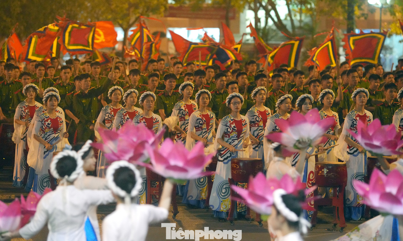 Tiết mục mang tên “Bản hùng ca toàn thắng” được trình diễn của hơn 1.000 người là cán bộ, học viên của Học viện Cảnh sát nhân dân. Tiết mục gồm biểu diễn 800 trống, kết hợp trình diễn múa lân sư, múa rồng và múa cờ. Ảnh: Ly Ly