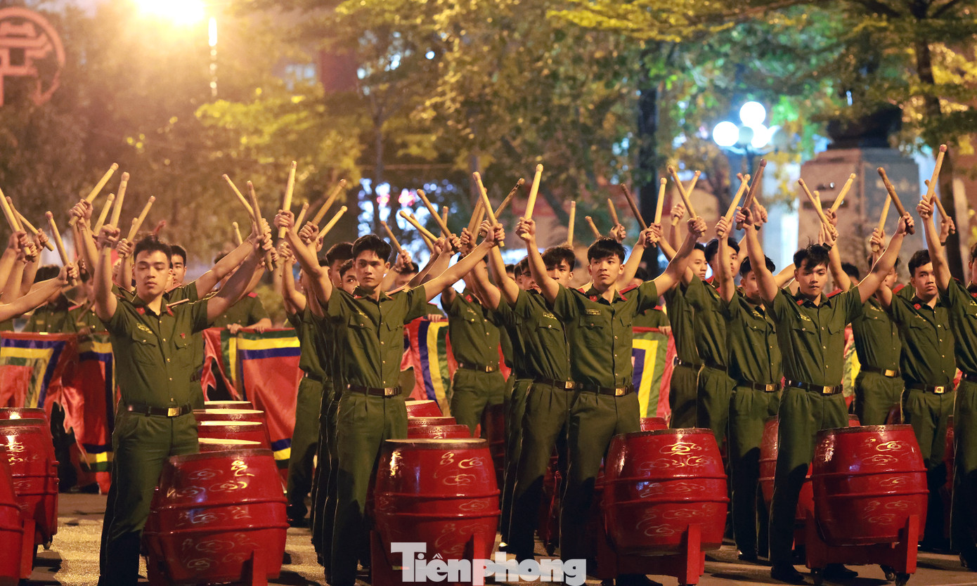 Thông qua màn trống hội, Học viện Cảnh sát nhân dân mong muốn chuyển tải chủ nghĩa anh hùng cách mạng, tinh thần yêu nước, tự hào dân tộc và phát huy giá trị truyền thống văn hoá lịch sử trong nhân dân Việt Nam và đến bạn bè quốc tế; bày tỏ lòng biết ơn sâu sắc với các thế hệ đã hy sinh vì độc lập, thống nhất của Tổ quốc. Bên cạnh đó, là dịp biểu dương lực lượng, lan toả hình ảnh đẹp chiến sĩ Công an nhân dân. Ảnh: Ly Ly