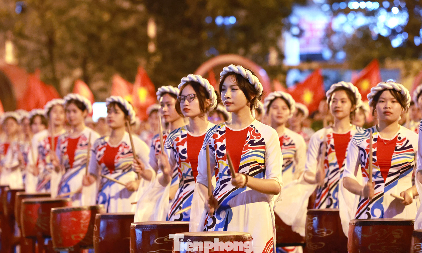 Trao đổi tại chương trình, Trung tướng Trần Minh Hưởng – Giám đốc Học viện Cảnh sát nhân dân cho biết, Học viện rất vinh dự và quyết tâm thực hiện khi được lãnh đạo Đảng, Nhà nước và lãnh đạo Bộ Công an tin tưởng giao nhiệm vụ tham gia biểu diễn trống hội trong chương trình kỷ niệm 50 năm thống nhất đất nước. Ảnh: Xuân Tùng