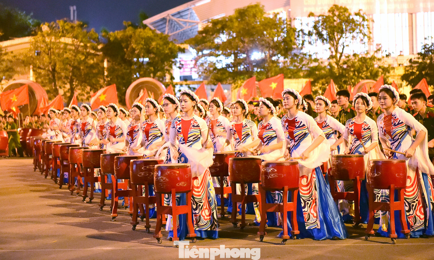 Trao đổi tại chương trình, Trung tướng Trần Minh Hưởng – Giám đốc Học viện Cảnh sát nhân dân cho biết, Học viện rất vinh dự và quyết tâm thực hiện khi được lãnh đạo Đảng, Nhà nước và lãnh đạo Bộ Công an tin tưởng giao nhiệm vụ tham gia biểu diễn trống hội trong chương trình kỷ niệm 50 năm thống nhất đất nước. Ảnh: Xuân Tùng