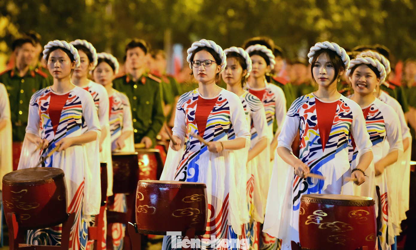 Trao đổi tại chương trình, Trung tướng Trần Minh Hưởng – Giám đốc Học viện Cảnh sát nhân dân cho biết, Học viện rất vinh dự và quyết tâm thực hiện khi được lãnh đạo Đảng, Nhà nước và lãnh đạo Bộ Công an tin tưởng giao nhiệm vụ tham gia biểu diễn trống hội trong chương trình kỷ niệm 50 năm thống nhất đất nước. Ảnh: Xuân Tùng