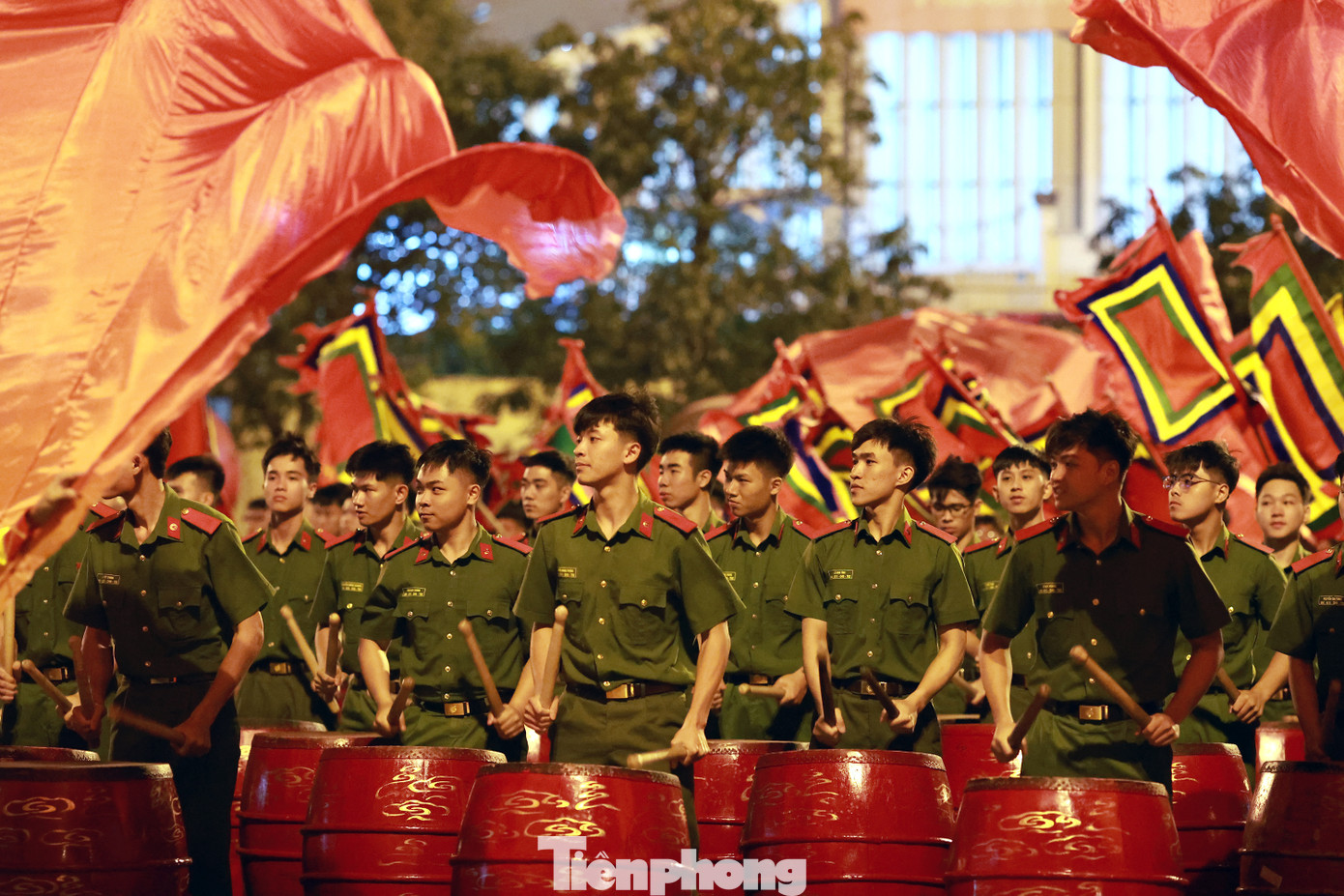 Thông qua màn trống hội, Học viện Cảnh sát nhân dân mong muốn chuyển tải chủ nghĩa anh hùng cách mạng, tinh thần yêu nước, tự hào dân tộc và phát huy giá trị truyền thống văn hoá lịch sử trong nhân dân Việt Nam và đến bạn bè quốc tế; bày tỏ lòng biết ơn sâu sắc với các thế hệ đã hy sinh vì độc lập, thống nhất của Tổ quốc. Bên cạnh đó, là dịp biểu dương lực lượng, lan toả hình ảnh đẹp chiến sĩ Công an nhân dân. Ảnh: Ly Ly