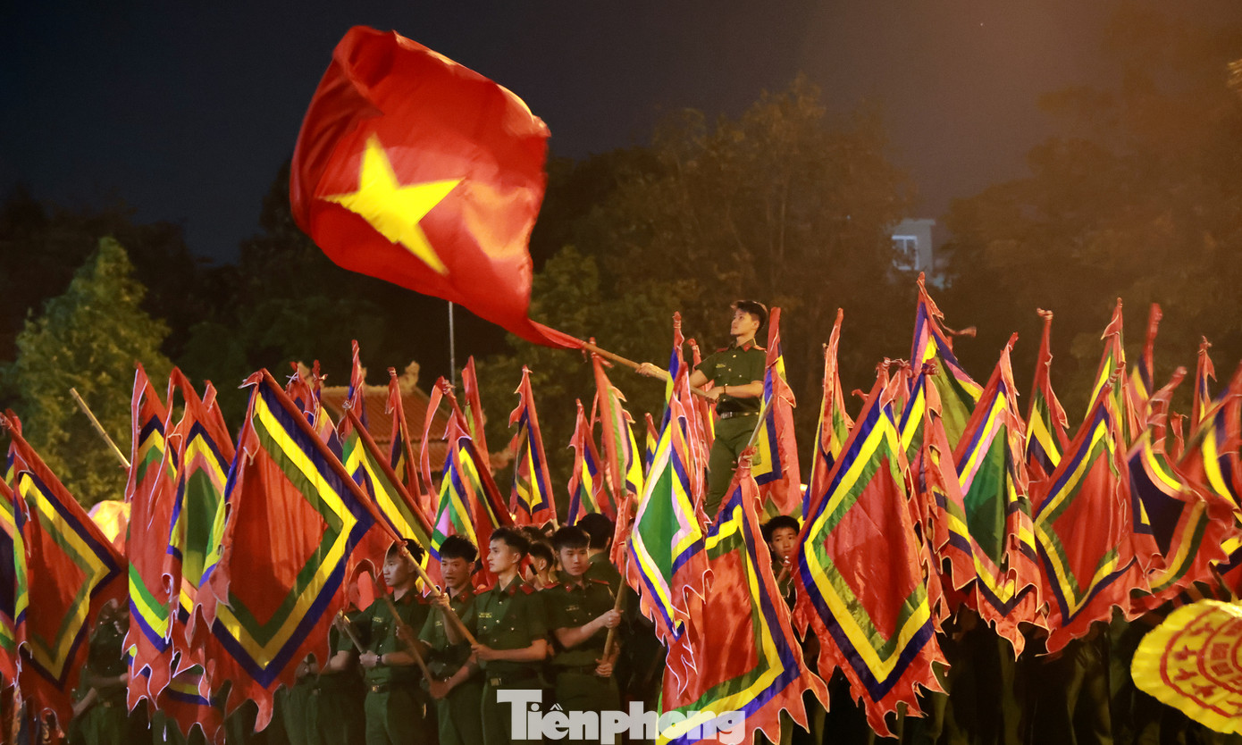 Tiết mục mang tên “Bản hùng ca toàn thắng” được trình diễn của hơn 1.000 người là cán bộ, học viên của Học viện Cảnh sát nhân dân. Tiết mục gồm biểu diễn 800 trống, kết hợp trình diễn múa lân sư, múa rồng và múa cờ. Ảnh: Ly Ly